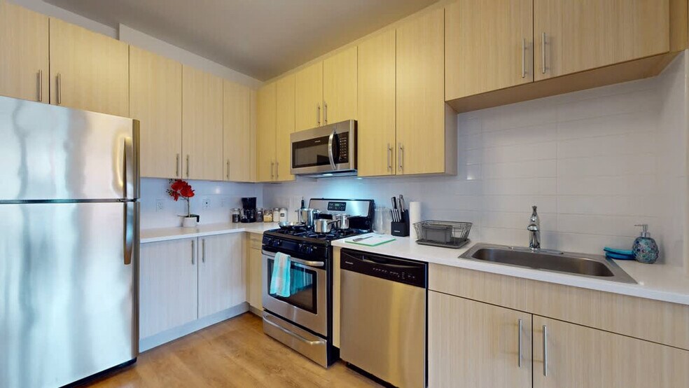 Building Photo - 545 Bedford St