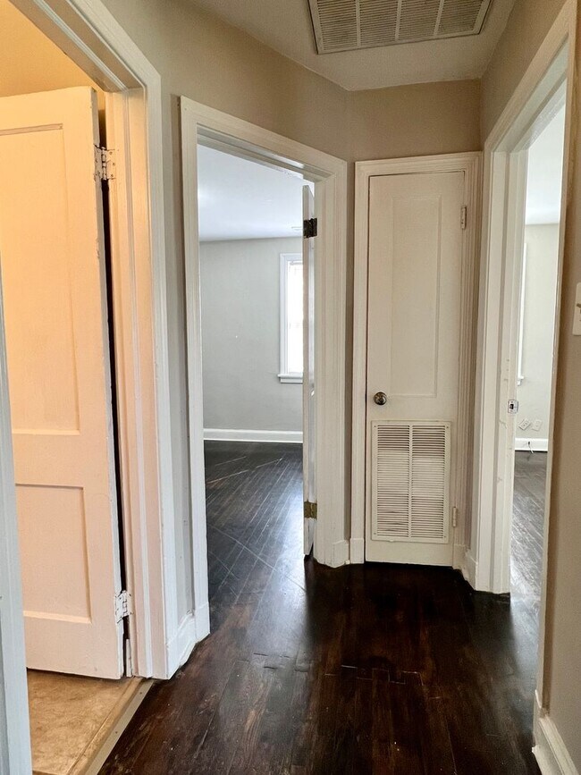 Building Photo - Charming 2 bedroom, 1 bathroom Rancher in ...