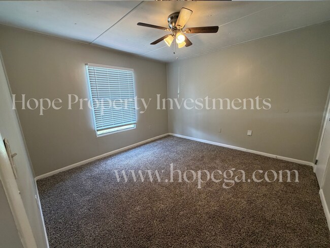 Building Photo - 4 Midland Park Ln