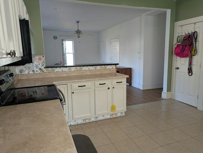 Building Photo - 705 E State St