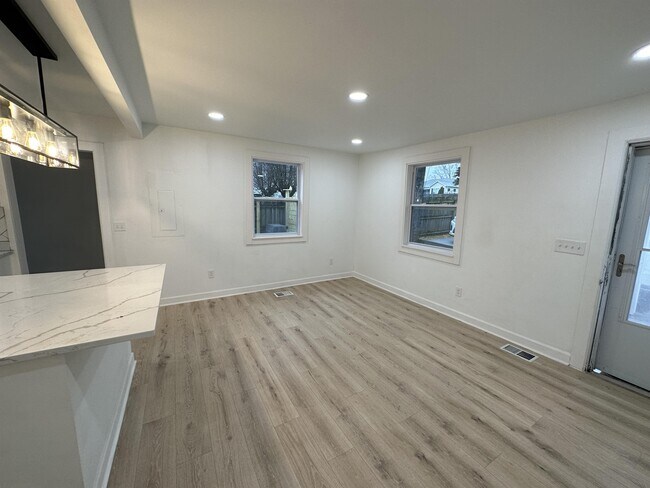 Building Photo - 519 Elgin St