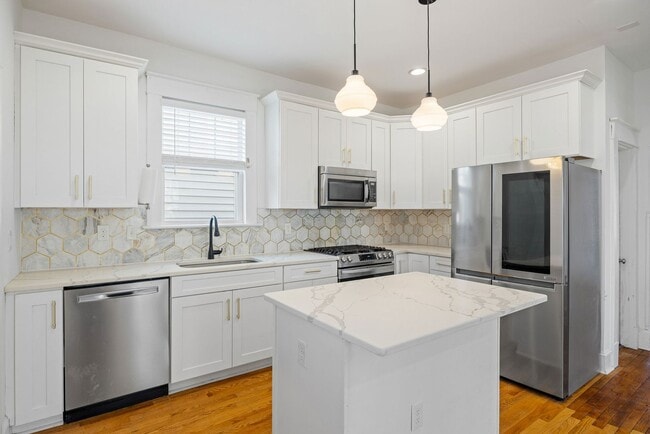 Building Photo - Spacious Corner-Lot Home on Carolina Ave