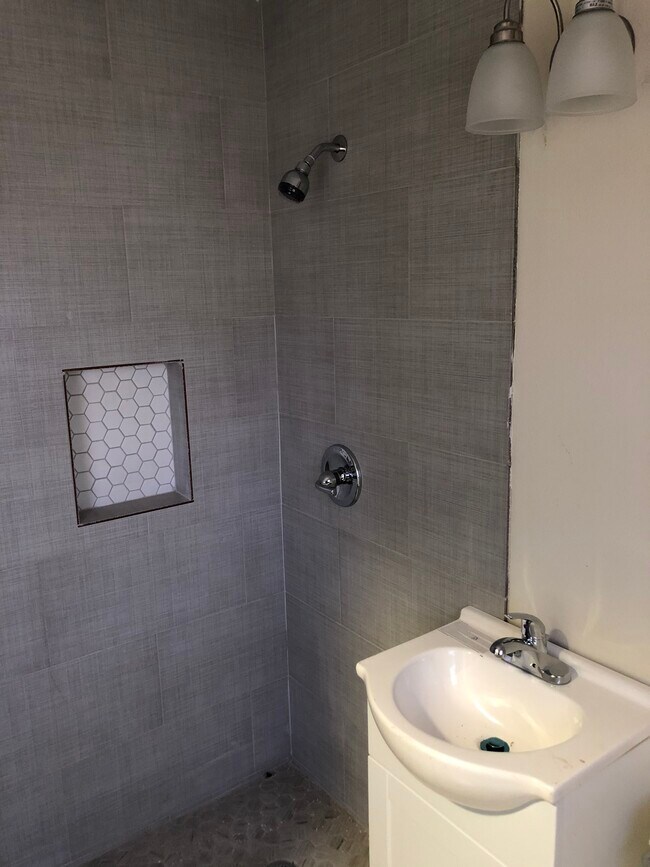 Building Photo - 1301 E Lyon St