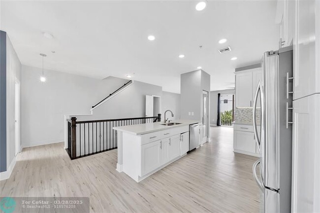 Building Photo - 2725 NE 8th Ave