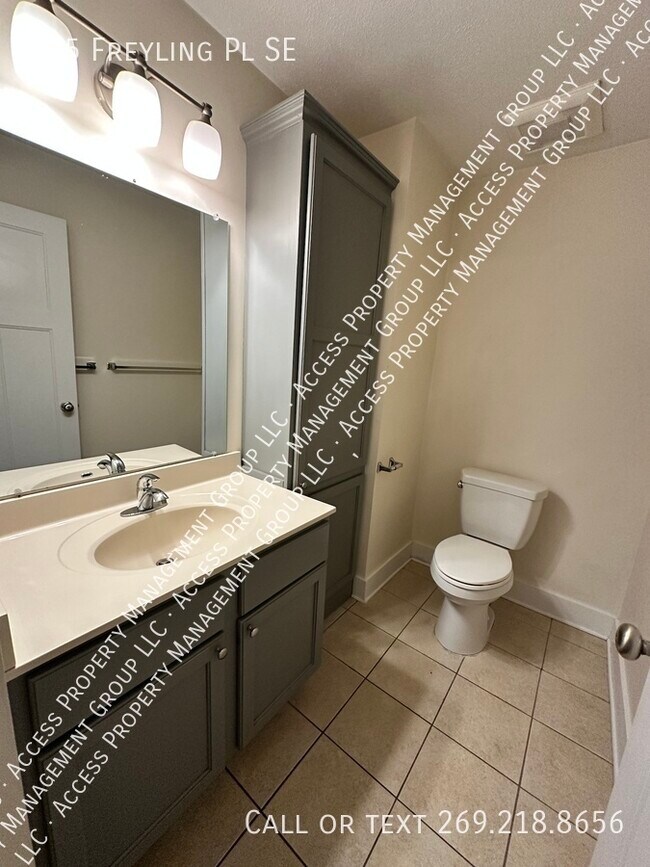 Building Photo - 335 Freyling Pl SE