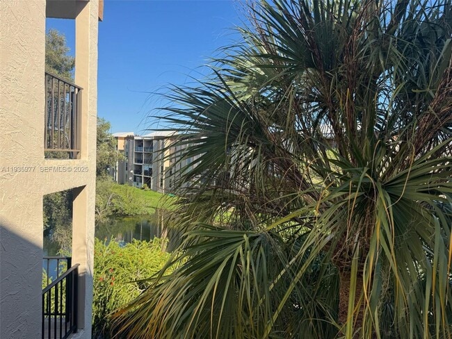 Building Photo - 8897 Fontainebleau Blvd