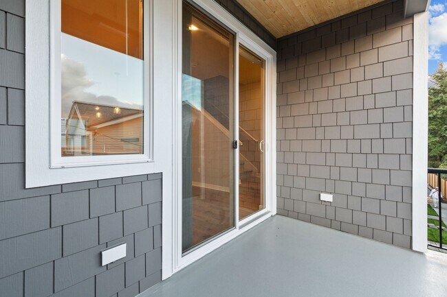 Building Photo - Modern 3 Bedroom Townhome with Designer Finishes in Lynnwood