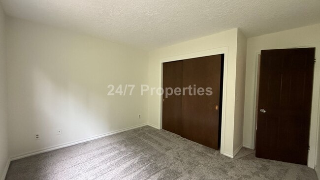 Building Photo - Sprawling 5 BD | 3 BA with Basement - Gresham