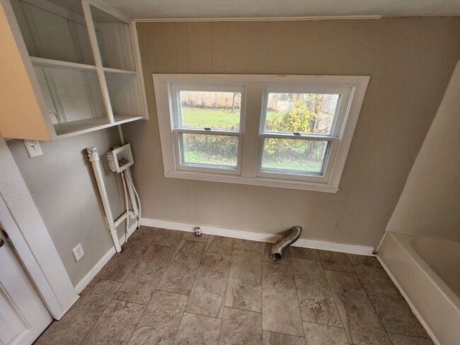 Building Photo - Spacious 3-Bedroom, 2-Bathroom Home AVAILABLE NOW!!