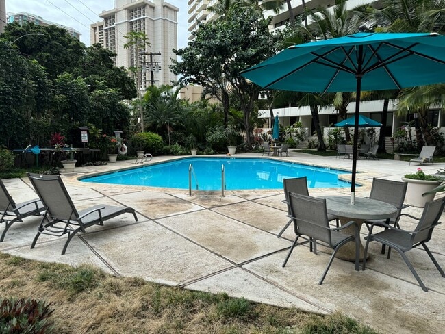 Building Photo - Fully-Furnished One Bedroom in Waikiki