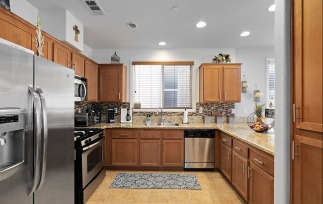 Building Photo - 4 Bed, 4 Bath Home with Solar, A/C, Washer/Dryer and 4 Parking Spaces *$1,000.00 Off One Month's ...