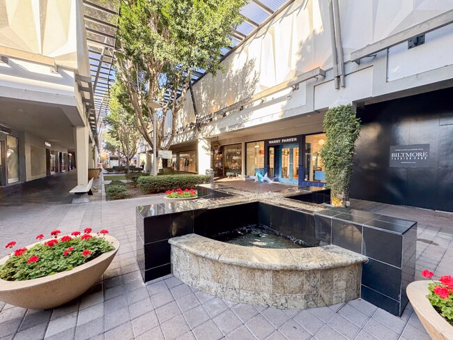 Building Photo - 1Bed/1Bath Apt at 16th St/Thomas Rd! -- NO HOA! FENCED-IN YARD! -- NO APPLICATION FEE!