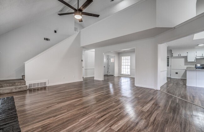 Building Photo - Style, Space, and Convenience in the Heart...