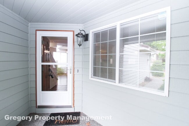 Building Photo - 2000 Village Green Dr