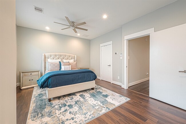 Building Photo - 712 Clark St