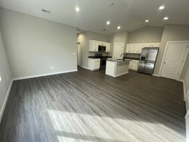 Building Photo - 13544/46 Haskell