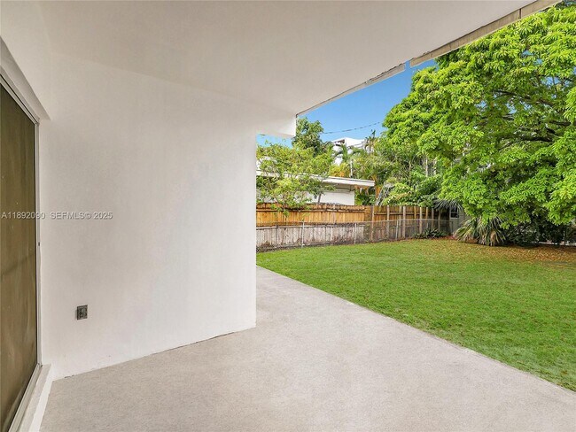 Building Photo - 1109 Biarritz Dr