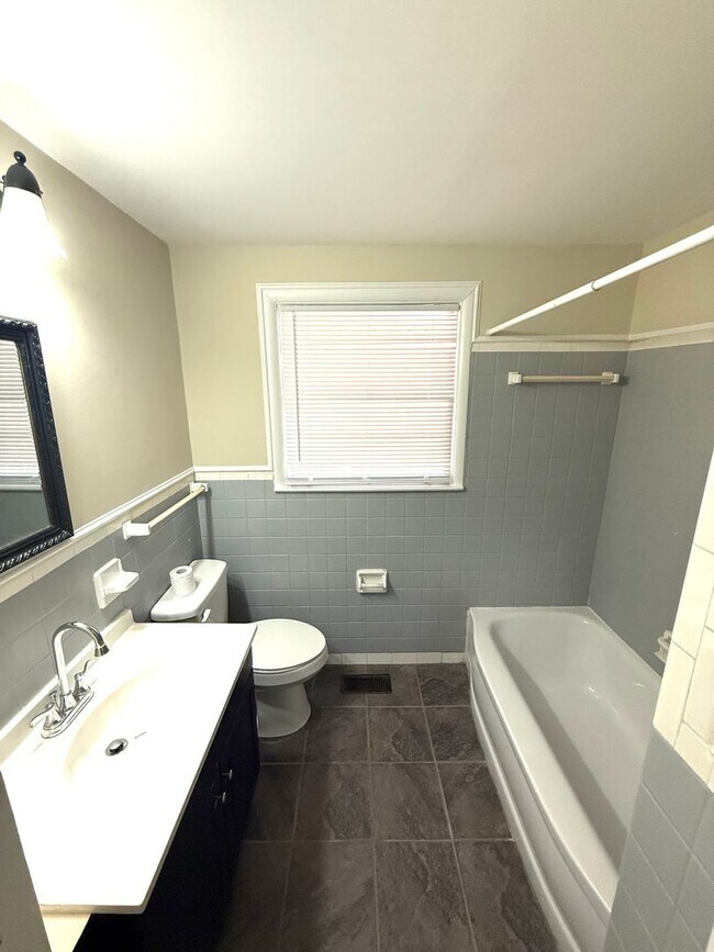 Building Photo - ** 3 Bed 2 Bath located off Perry Hill rd ...