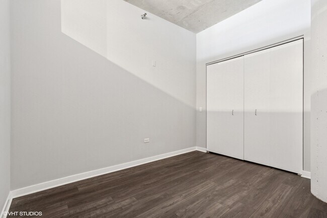 Building Photo - 720 N Larrabee St