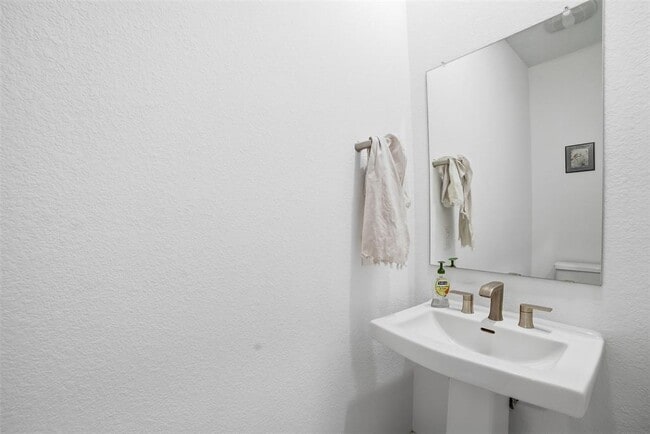 Building Photo - 13606 Long Is Dr