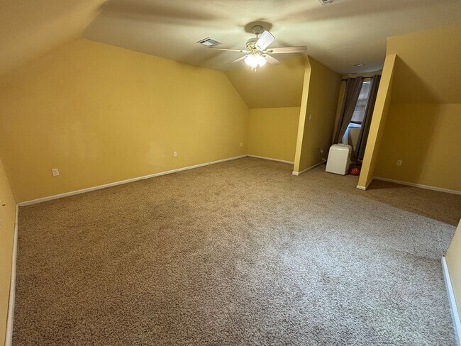 Building Photo - 4 BEDROOM WITH BONUS ROOM IN LEGACY SUBDIVISION