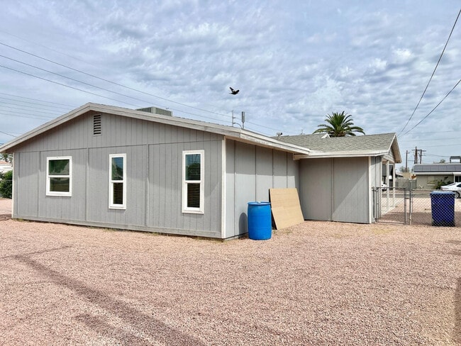 Building Photo - 751 W 3rd Pl