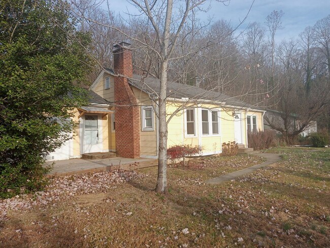Building Photo - Beautiful Home in Swannanoa available now!