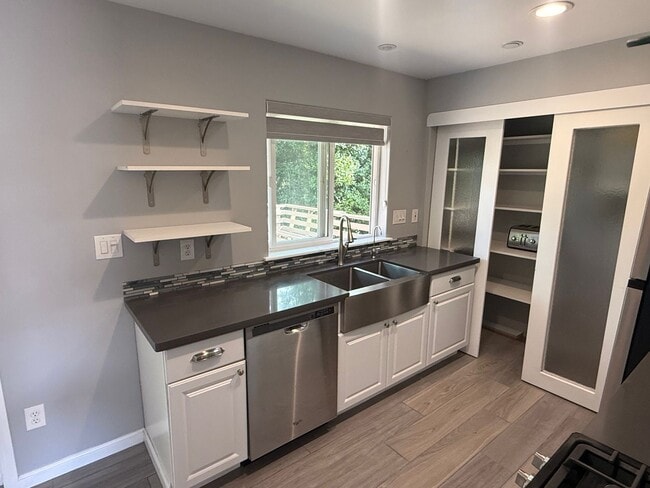 Building Photo - Fully Renovated 1-Bedroom Duplex with Large Outdoor Patio in Martinez