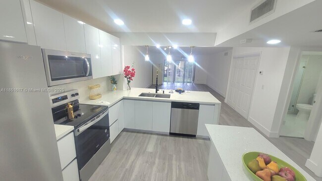 Building Photo - 428 Lakeview Dr