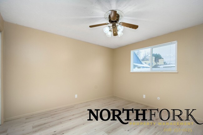 Building Photo - Remodeled Walking Distance to NNU - Landsc...