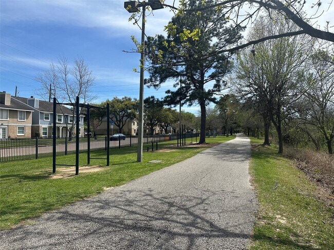 Building Photo - 744 Memorial Mews St