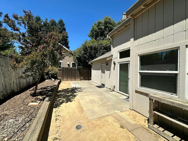 Building Photo - 1661 La Paloma Ct
