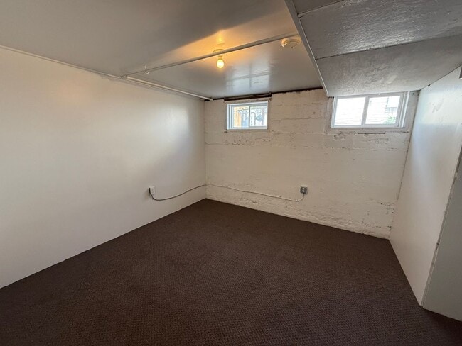 Building Photo - Three bedrooms, one bathroom, pet friendly, one car detached garage!