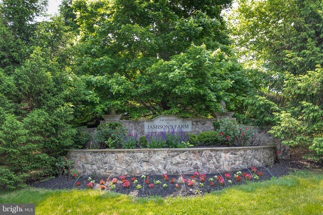 Building Photo - 8061 Side Hill Dr