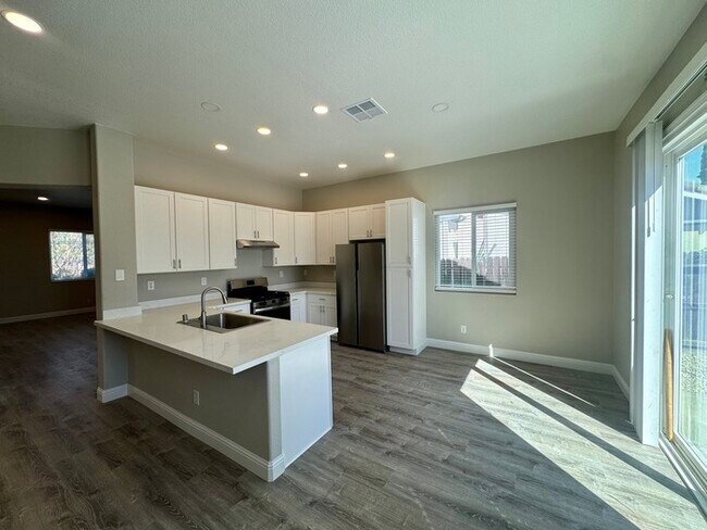 Building Photo - 3 bedroom 2 bath beautiful home in West Sac