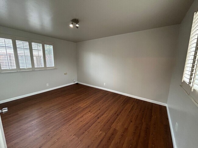 Building Photo - Spacious 3 Bed/1.5 Bath Home Located in He...