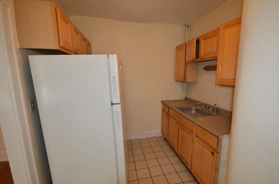 Building Photo - 208 Kelton St