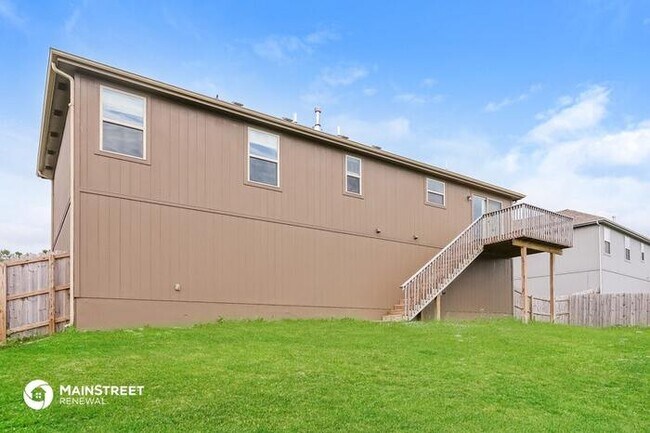 Building Photo - 422 Sunflower Dr, Raymore, MO 64083