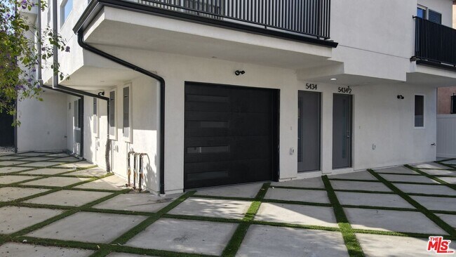 Building Photo - 5438 Romaine St