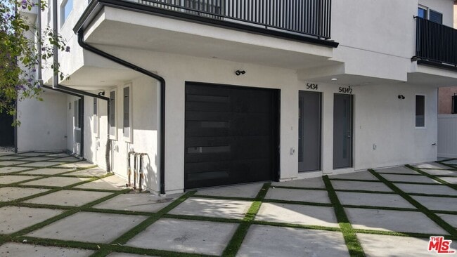 Building Photo - 6021 1/2 Romaine St