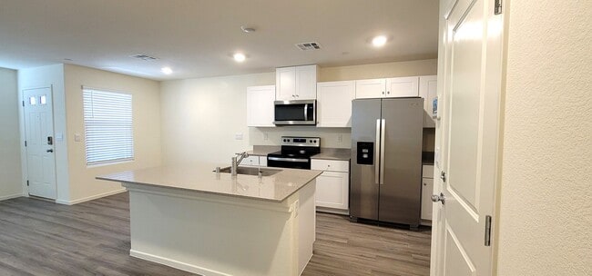 Building Photo - LIKE BRAND NEW AND BEAUTIFUL! 3 BEDROOMS, ...