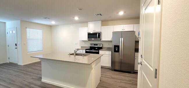 Building Photo - LIKE BRAND NEW AND BEAUTIFUL! 3 BEDROOMS, 2.5 BATHS