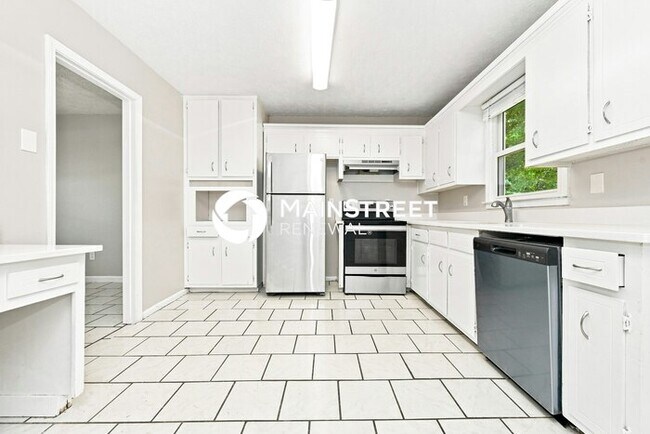 Building Photo - 3 Bedroom Pet-Friendly Home in Snellville, GA with Main Street Renewal