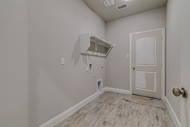 Building Photo - 327 Sweetspire Dr