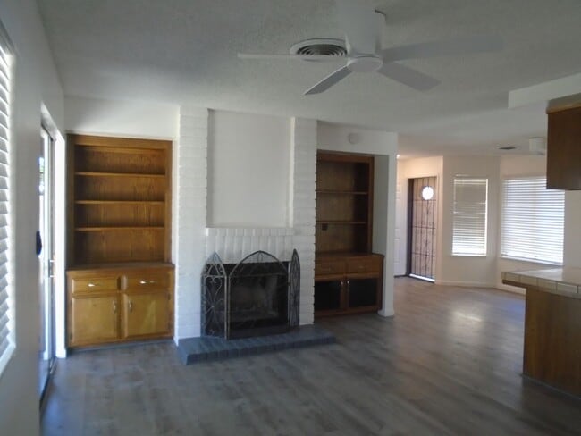 Building Photo - SW WITH OFFICE AND RV PARKING !!!!