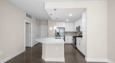 Building Photo - Stylish Apt, Sweet Deal – Up to 1 Month Free!