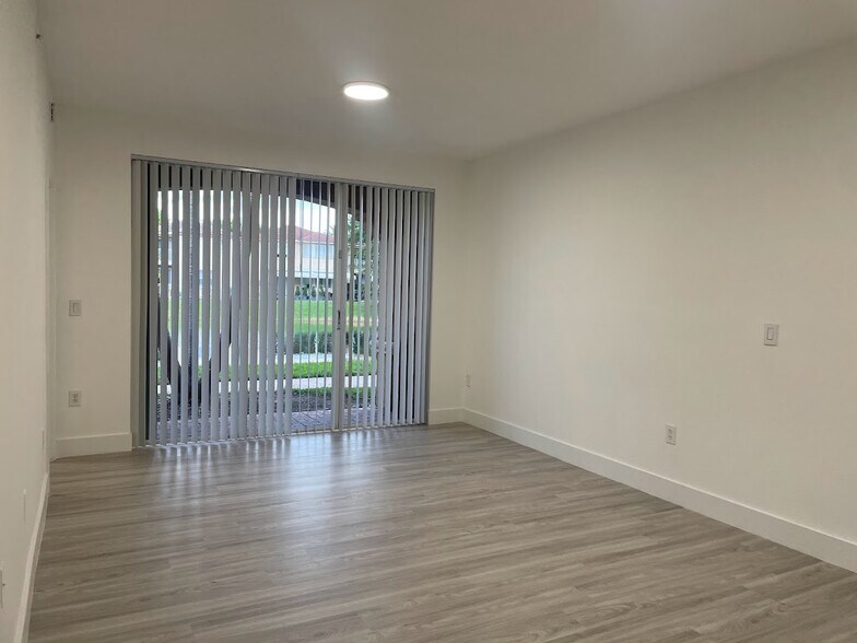 Building Photo - 6700 NW 114th Ave