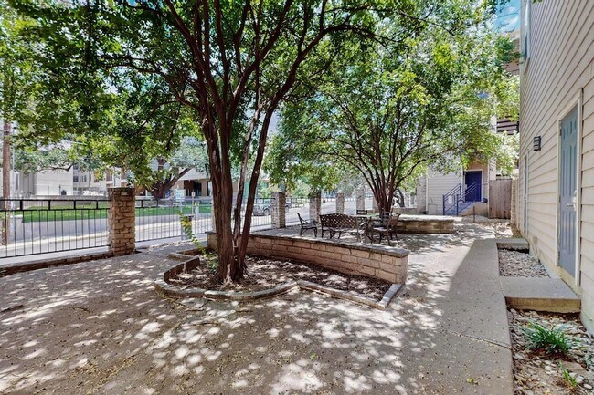Building Photo - 2414 Longview St