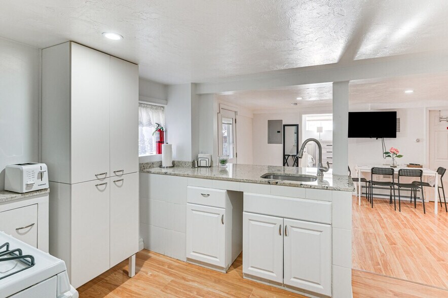 Building Photo - 815 Donata Rd