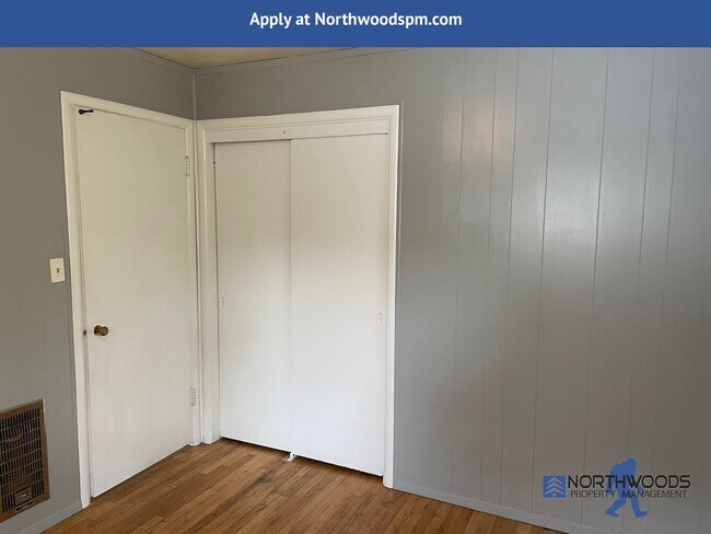Building Photo - 3 Bedroom Charming House, located on quiet street off cul-de-sac.
